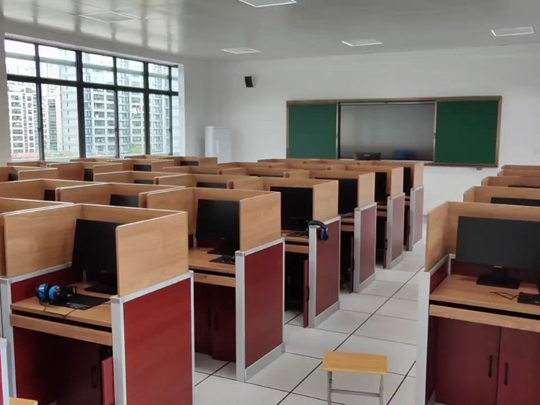 浙江舟山普陀區第二中學對升降屏風語音教室