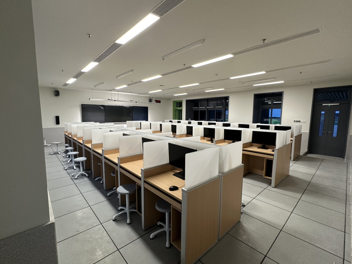深圳前灣學校升降屏風計算機教室