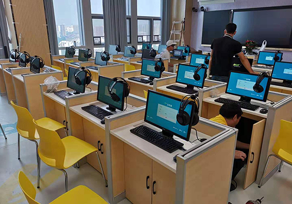南寧某升降屏風桌智能教室