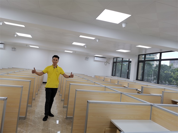 廣州仲愷農業學院多媒體升降屏風桌教室